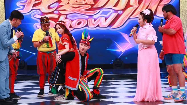 《我爱冰冰show》推「原民之夜」 李子森、杜忻恬送作堆上演爱的背背。（中视提供）