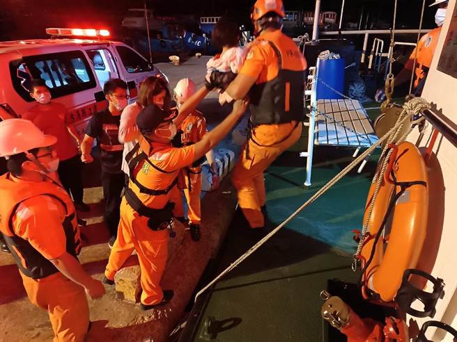 马祖海巡队以船艇接驳，顺利将女童送往南竿，由救护车送往医院就医。（海巡署提供）