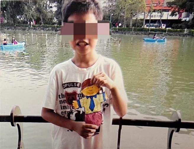 赖男家属指控，赖男坠楼身亡疑是因继承上亿遗产夺命，图为赖男幼年。（民眾提供）