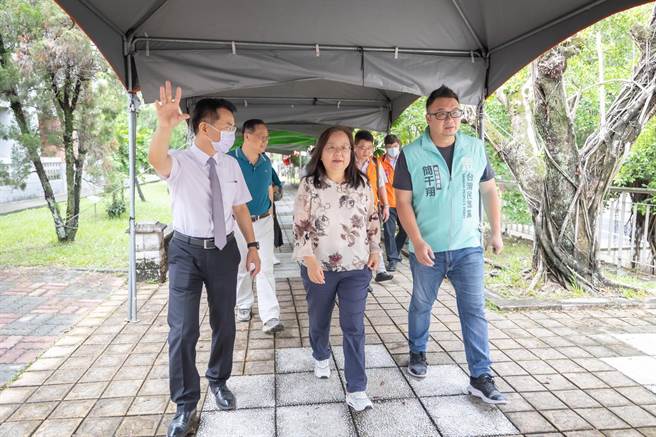 县府教育处长王淑玲20日上午与县议员简千翔、中兴高中校长陈江海巡视该校考场，关心考试情形，并感谢陪考学校老师的辛劳。（南投县政府提供／冯惠宜台中传真）