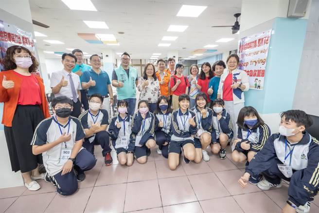 县府教育处长王淑玲20日上午到中兴高中巡视考场，关心考试情形。（南投县政府提供／冯惠宜台中传真）