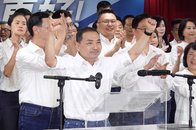 国民党20日举办「政党轮替、台湾更好」誓师大会 ，总统参选人侯友宜与立委参选人、党籍县市长表达团结理念，力拚明年520重返执政。（姚志平摄）