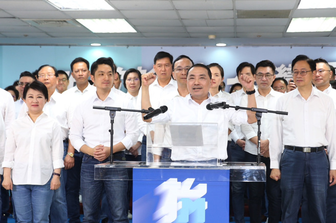 民党20日举办「政党轮替、台湾更好」誓师大会，总统参选人侯友宜（前右三）在执政县市长及立委参选人力挺振臂力争政党轮替。（陈怡诚摄)