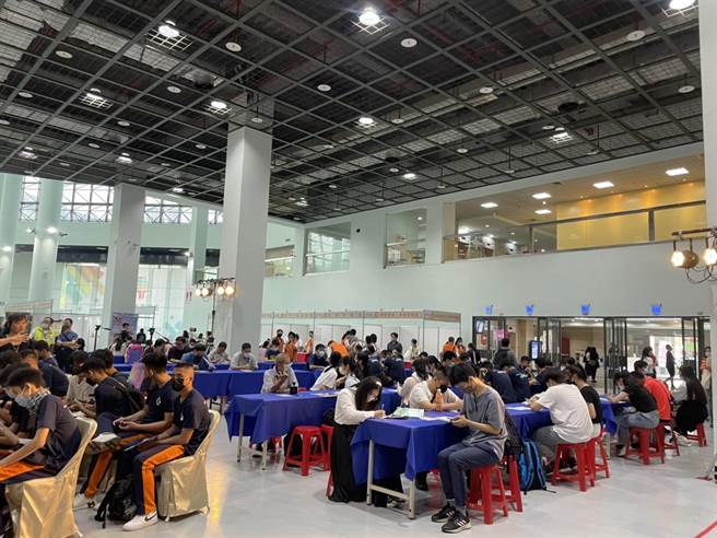 高雄就业媒合与职业探索博览会。（洪靖宜摄）