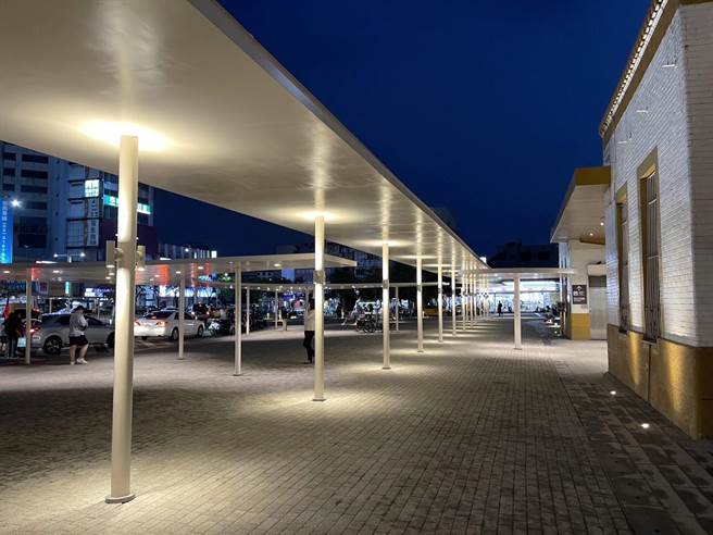  嘉义车站广场风雨光廊。（嘉义市政府提供／廖素慧嘉市传真）