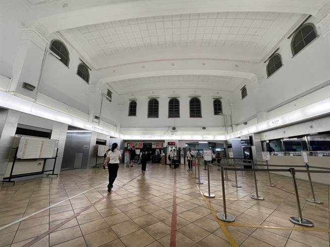  嘉义车站大厅重新整修，空间更明亮。（嘉义市政府提供／廖素慧嘉市传真）