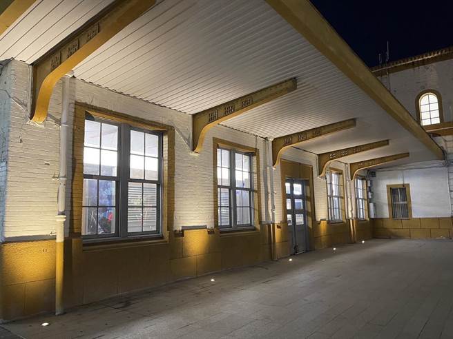 以夜间暖系光线投射的车站外观。（嘉义市政府提供／廖素慧嘉市传真）