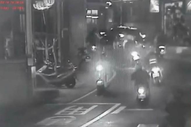 华男骑机车逆向穿梭躲避警方追缉。（警方提供）