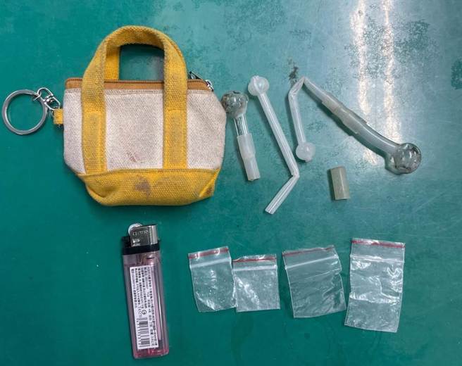 警方查获吸食器及残渣袋等证物。（翻摄照片／林郁平台北传真）★《中时新闻网》关心您：保护自己、远离毒品！