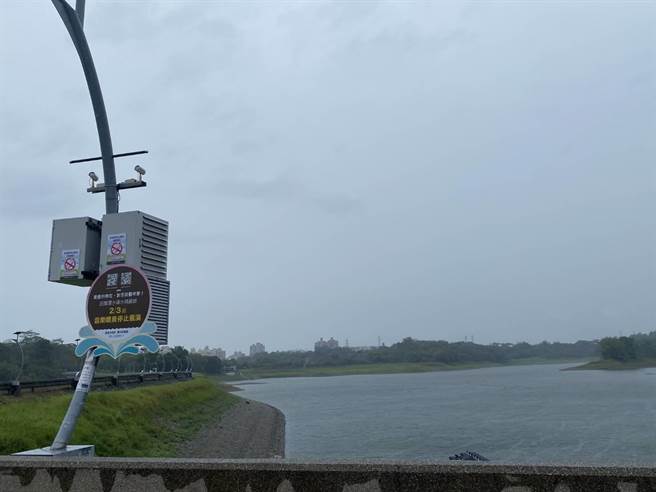 兰潭水库持续低水位，乾枯见底。（廖素慧摄）