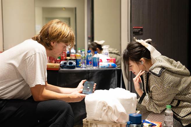 王诗安（右）受邀担任澳洲歌手Ruel演唱会嘉宾。（索尼音乐提供）