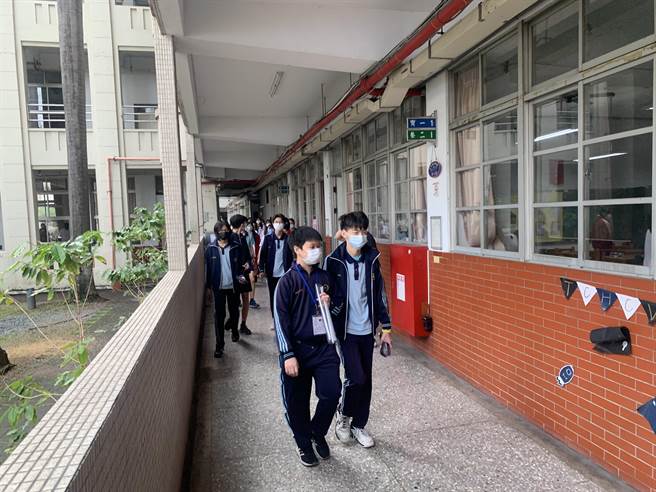 国中会考今天登场，第二节考数学，考生认为难易度适中。(林欣仪摄)