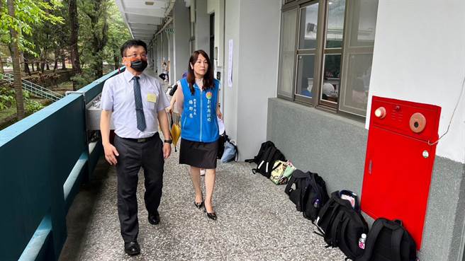 新竹县教育局长杨郡慈（右）到县内国中教育会考各考场巡视。（新竹县政府提供／罗浚滨新竹传真）