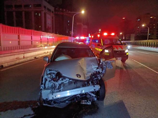 林男酒驾从后方追撞计程车。（翻摄照片／林郁平台北传真）