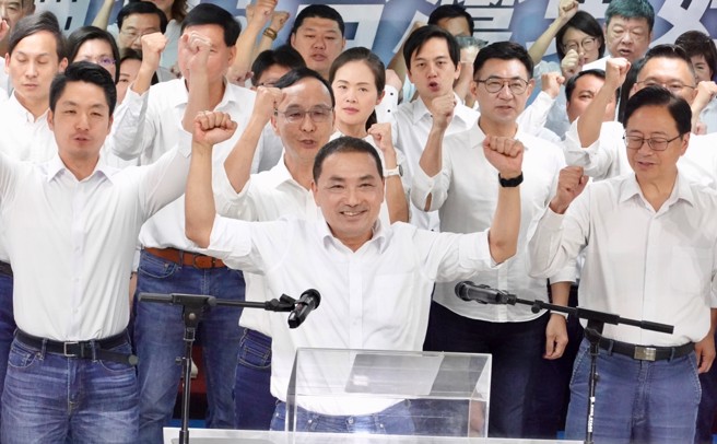 国民党20日举办「政党轮替、台湾更好」誓师大会 ，总统参选人侯友宜与立委参选人、党籍县市长表达团结理念，力拚明年520胜选。（姚志平摄）