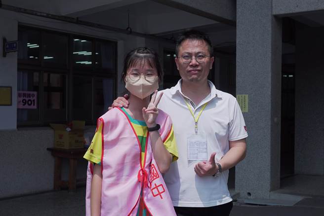 黄锦荣（右）的女儿黄苡筑（左）就读彰兴国中二年级，明年才应考，黄锦荣为激励女儿，从今年3月开始重拾书本苦读，目标挑战27级分。（吴建辉摄）