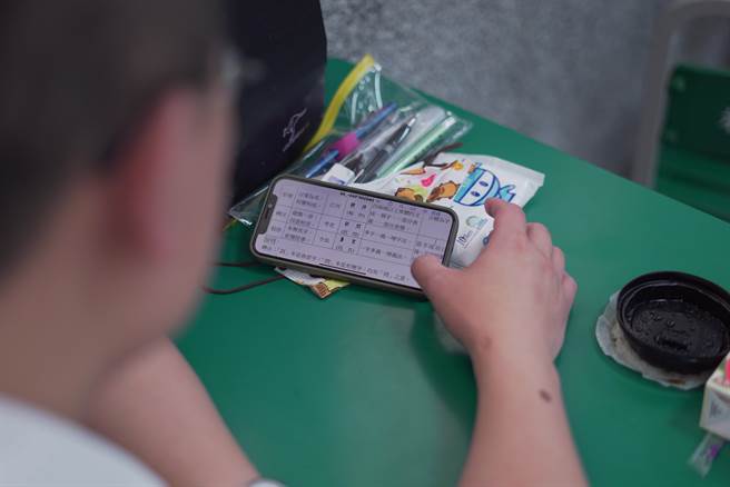 中午黄锦荣在休息室读书，准备下午考试。（吴建辉摄）