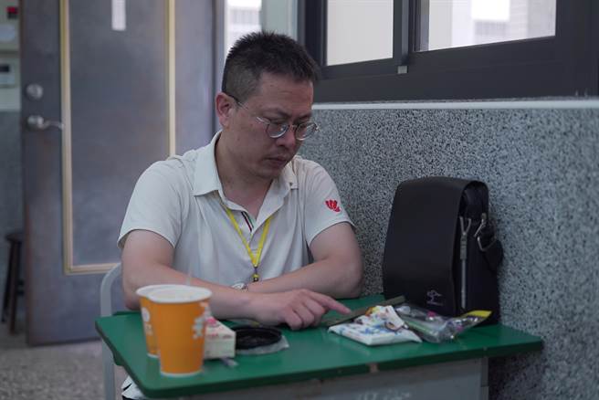 黄锦荣强调，女儿说不管他考几分，她一定要考赢我，这对他来说已经起到激励女儿的作用，非常感动，他会继续努力应对接下来的考试。（吴建辉摄）