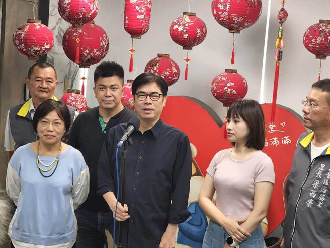 市长陈其迈表示，各户政事务所的背板巧思不同，譬如说冈山用羊肉炉，也送爱情羊肉炉的兑换券，左营区公所也有不同的创意，都是希望藉由一些引入青年的巧思设计，让年轻的夫妇在结婚的时候留下深刻的印象。（林雅惠摄）