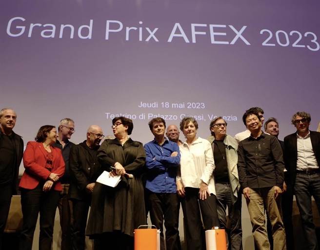 三貂岭生态友善隧道名扬国际，19日获法国海外建筑师学会举办「Grand Prix AFEX 2023 Awards」比赛首奖荣耀，规画设计团队的吴忠勋设计师（右2），Michèle 设计师（右4）、Miquel 设计师（右五）、及蓝杰鸿设计师（第二排中）上台领奖。（新北市工务局提供）