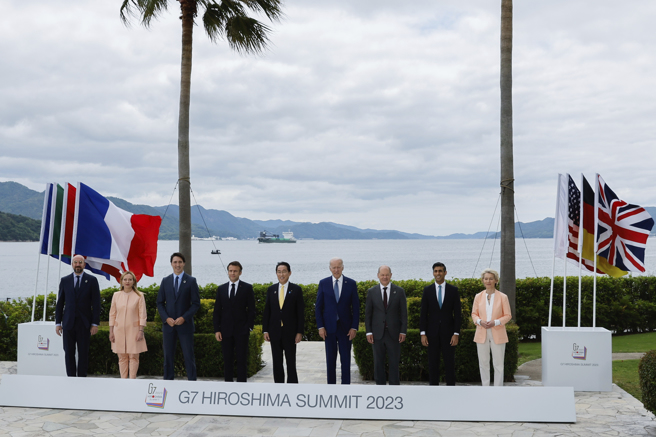 G7峰会将在21日结束，会后成员国将共同发布宣言，初步草案先行公开。图为领袖们20日的大合照。（图／美联社）