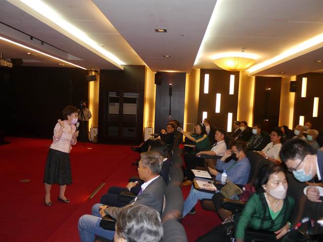 前副總統呂秀蓮推動民間國是會議，20日南區場在高雄舉行。她認為，沒有1位總統候選人不把兩岸和平當成第一政見。（柯宗緯攝）