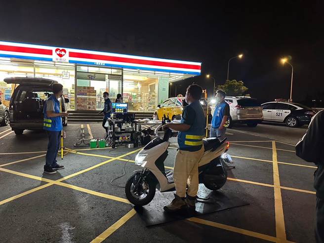 桃园市环保局联合警察局大园分局20日凌晨0时至4时在大园区进行扩大取缔拦检作业，总计拦查23辆噪音车，噪音检测不合格告发11辆。（桃园市环保局提供／陈梦茹桃园传真）