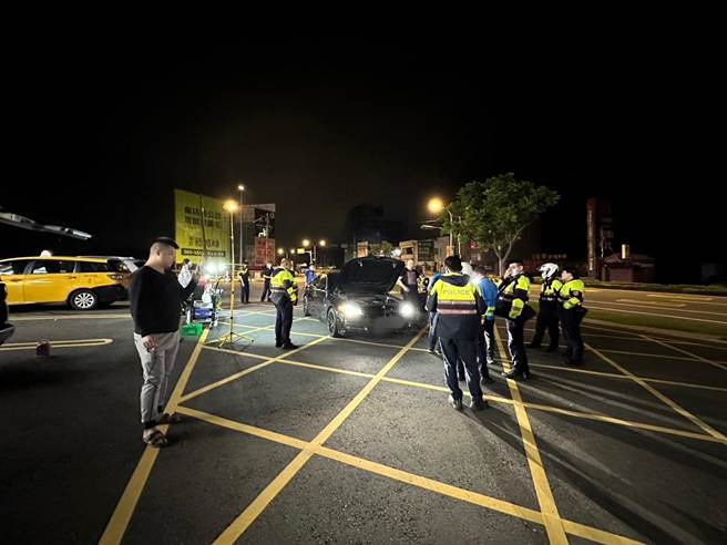 桃园市环保局联合警察局大园分局20日凌晨0时至4时在大园区进行扩大取缔拦检作业，总计拦查23辆噪音车，噪音检测不合格告发11辆。（桃园市环保局提供／陈梦茹桃园传真）