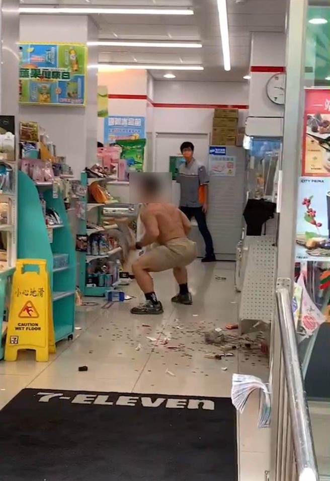 桃园市中坜区一名男子今日上午大闹超商，过程全被路过民眾拍下。（翻摄照片／蔡明亘桃园传真）