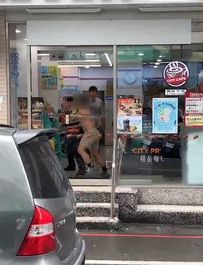 朱男情绪失控，袭击2名员警，导致1人轻微脑震盪、1人脸部擦挫伤。（翻摄照片／蔡明亘桃园传真）