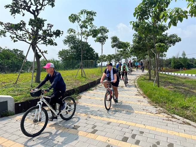 云林县「爱地球GO减碳GO蔬食」清净家园活动，上百人骑单车响应。（云林县政府提供／张朝欣云林传真）