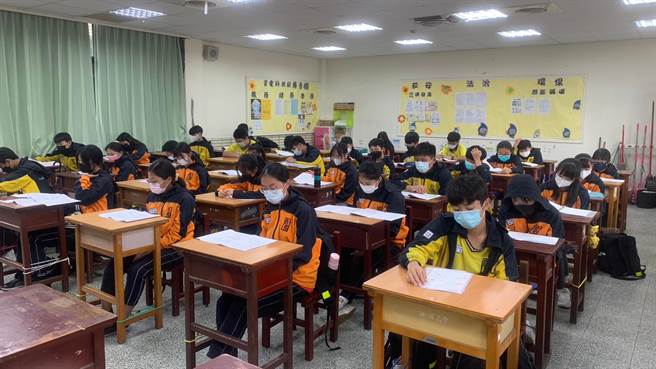 112年国中会考今天登场，学生在休息时间埋头看书。（陈梦茹摄）