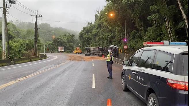 花莲舞鹤山转弯路段，一辆曳引车失控撞山壁翻覆，车上载运垃圾物洒落一地。（警方提供／王志伟花莲传真）