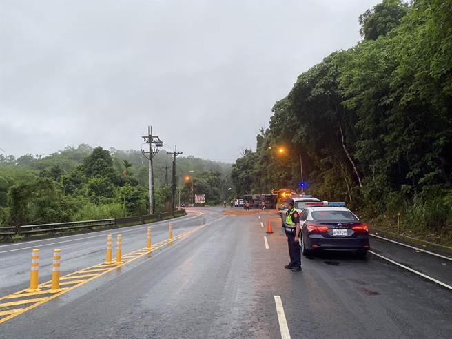 曳引车上载运花莲南区乡镇生活垃圾，北上到宜兰焚烧，自撞山壁翻车，车上垃圾物洒落、现场飘异味。（警方提供／王志伟花莲传真）