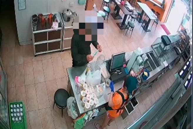 林姓男子使用偽钞在早餐点付钱的画面。（新湖分局提供／罗浚滨新竹传真）