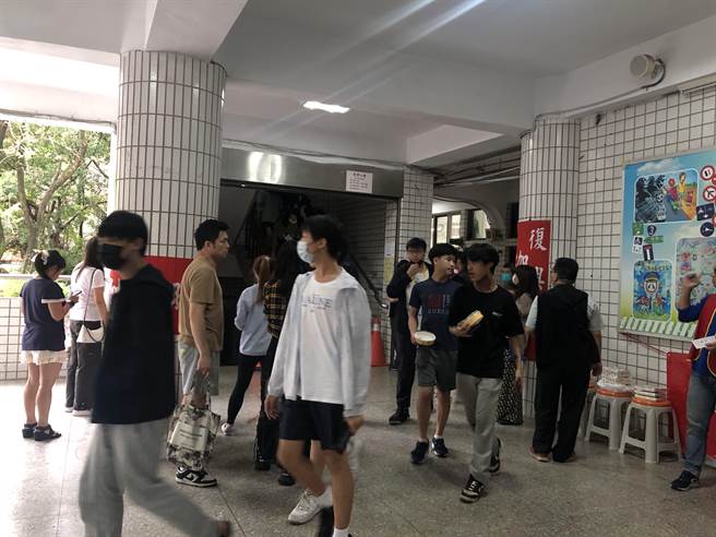 国中会考于5月20、21日登场，首日先考社会、数学科，图为考完上午科目，考生陆续下楼的身影。（张芷瑜摄）