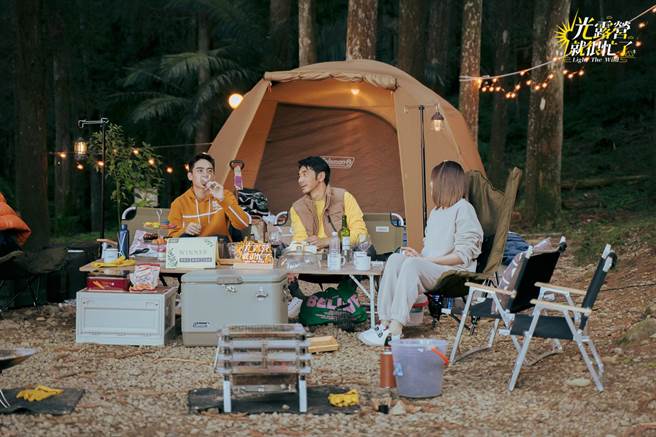 李李仁（左）带领刘敬认识品酒的乐趣。（TVBS提供）