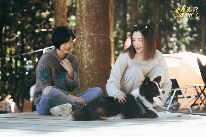 江宜蓉（左）、郭雪芙与李李仁爱犬互动。（TVBS提供）