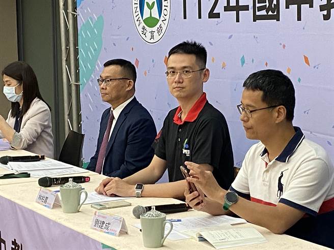 国中老师解析今年国中会考数学科试题。（林志成摄）