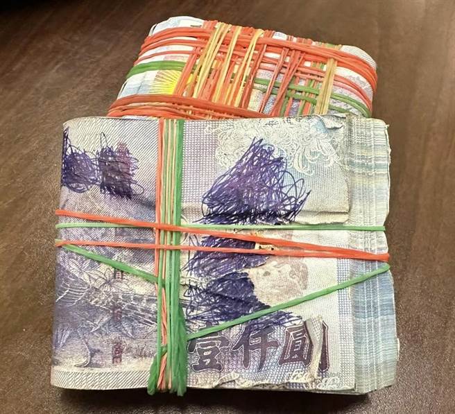 屏东警分局指出，近来在屏东夜市有民眾捡到不明纸钞，经检视后都为玩具钞票，而清查近期案件，未发生有民眾因类似纸钞受害。（警方提供／谢佳潾屏东传真）