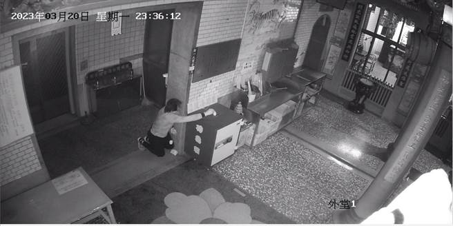 刘姓窃嫌到南衡宫行窃香油钱，过程被庙内监视器拍得一清二楚。（读者提供／谢明俊苗栗传真）