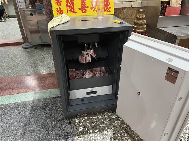 刘姓窃嫌利用钓鱼线绑上双面胶行窃香油钱。（读者提供／谢明俊苗栗传真）