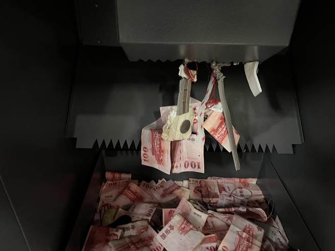 刘姓窃嫌利用钓鱼线绑上双面胶行窃香油钱。（读者提供／谢明俊苗栗传真）