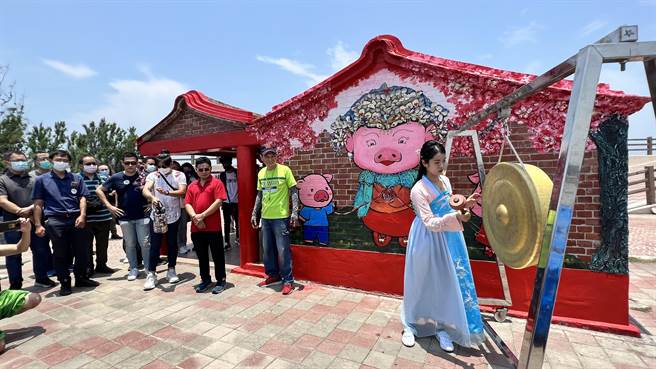 台南北门井仔脚瓦盘盐田的「猪母娘娘庙」十分着名，庙方结合公私部门资源，在520当天举办求姻缘活动，吸引近100位单身男女报名。（张毓翎摄）