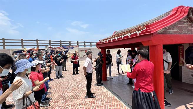 参加者体验台湾早期传统求姻缘的祭拜仪式，许愿透过猪母娘娘「媒人婆」的加持下，早日与有缘人相遇。（张毓翎摄）