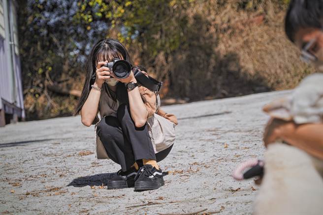 　张多利现在每周都会带着朋友、甚至同事到彰化中途之家、彰化狗班长的家狗园帮待领养的浪浪拍照，有时一拍就是拍上百张，挑片都让她很纠结。(吴建辉摄)