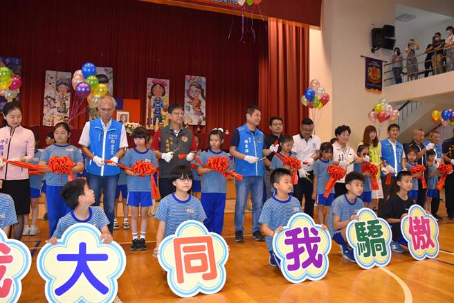 苗栗縣長鍾東錦20日上午主持苗栗市大同國小新建跑道啟用剪綵。（謝明俊攝）