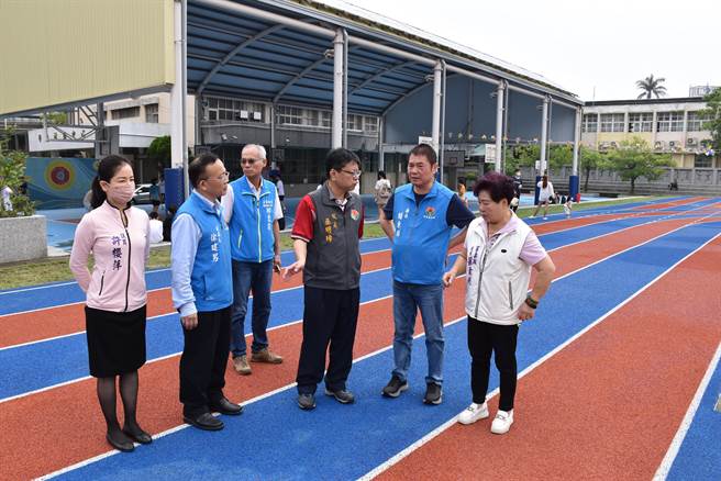苗栗縣長鍾東錦20日上午主持苗栗市大同國小新建跑道啟用。（謝明俊攝）