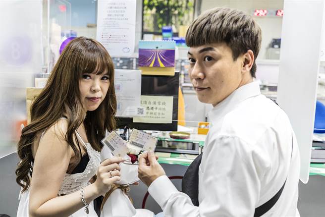 蔡盛文和庄宜萱在竹北户政所登记结婚，展示更换好身份证，友人说「恭喜妳正式成为蔡太太！」（罗浚滨摄）