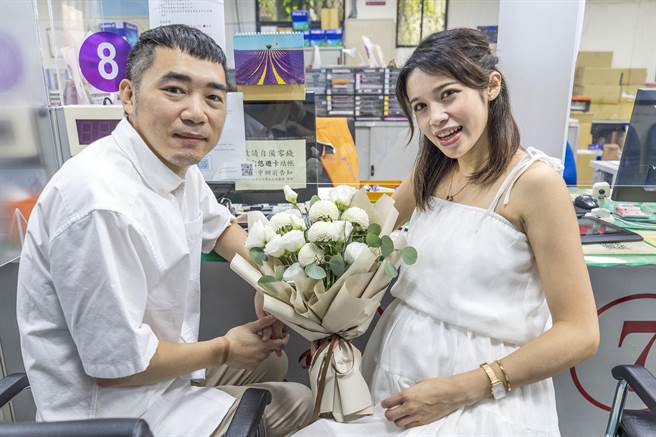 张育铨和王娉嫣从网路交友认识。爱情长跑2年多，王已怀孕8个月，「一家三口」520在竹北户政所登记结婚。（罗浚滨摄）